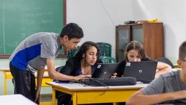 Utilizada por estudantes da rede estadual, a plataforma de ensino de idiomas cria trilhas de aprendizagem personalizadas e fornece dados para apoiar o trabalho dos professores.
