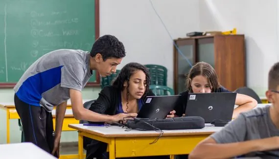 Sistema inovador de ensino faz  aprendizado de inglês disparar 32,5% em escolas do Paraná