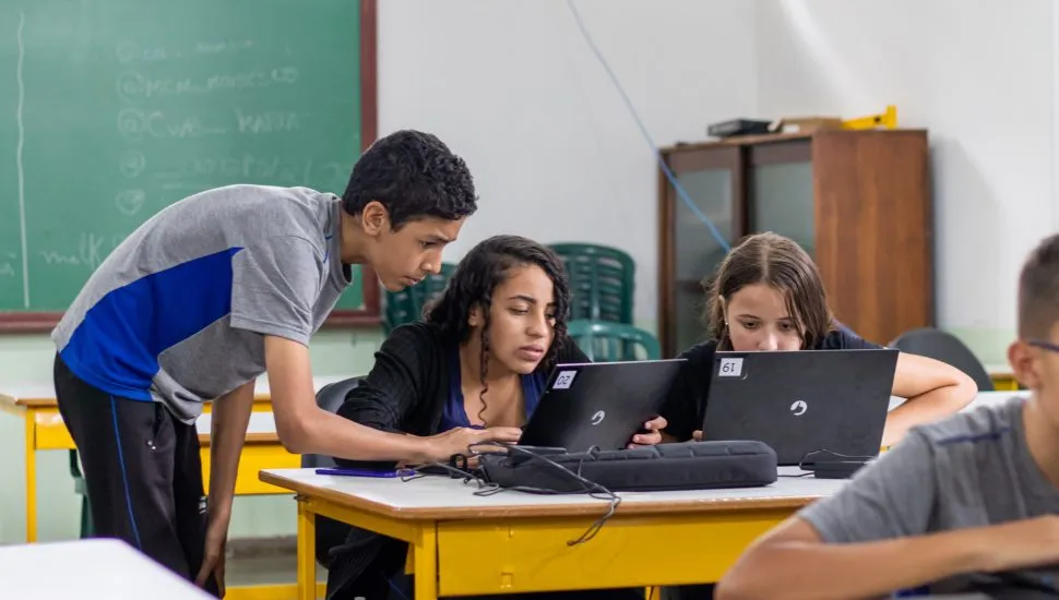 Utilizada por estudantes da rede estadual, a plataforma de ensino de idiomas cria trilhas de aprendizagem personalizadas e fornece dados para apoiar o trabalho dos professores.