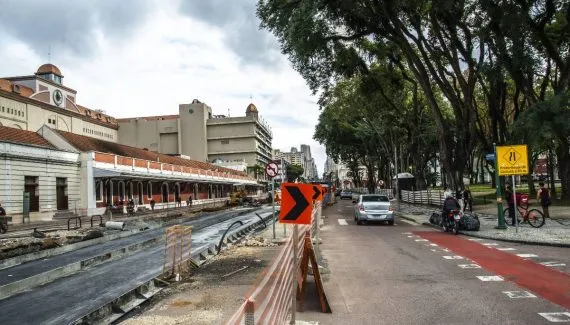 Trânsito em Curitiba: bloqueios simultâneos paralisam Centro e Capão Raso e mais bairros