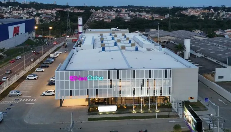 Nova fábrica de implantes ortopédicos de Curitiba pronta após R$ 120 milhões em investimentos