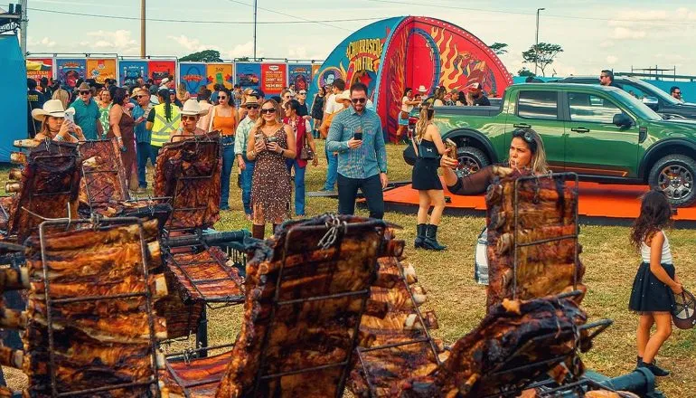 Dupla sertaneja famosa leva evento com churrasco liberado pra Maringá