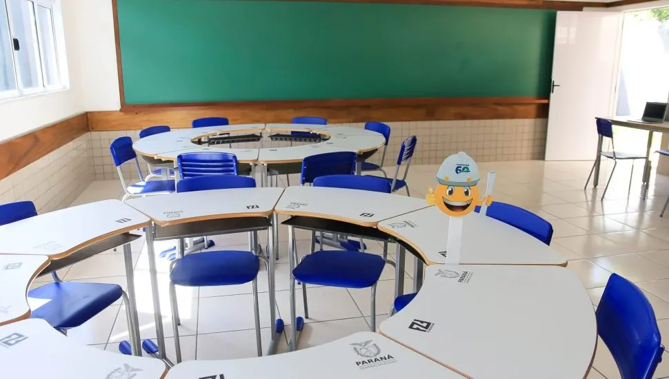 Construtora assina contrato de R$ 2,7 milhões para reformas em colégios estaduais, mas não executa obras.
