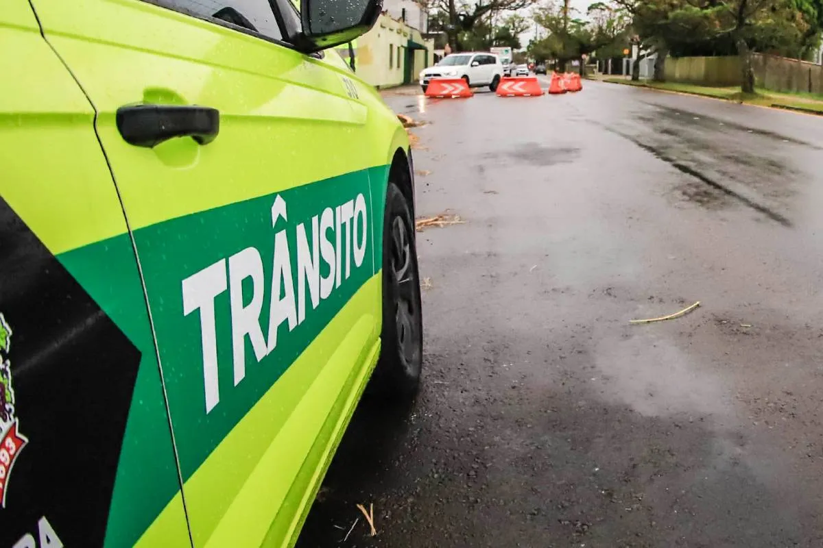 Imagem mostra uma viatura de trânsito de Curitiba