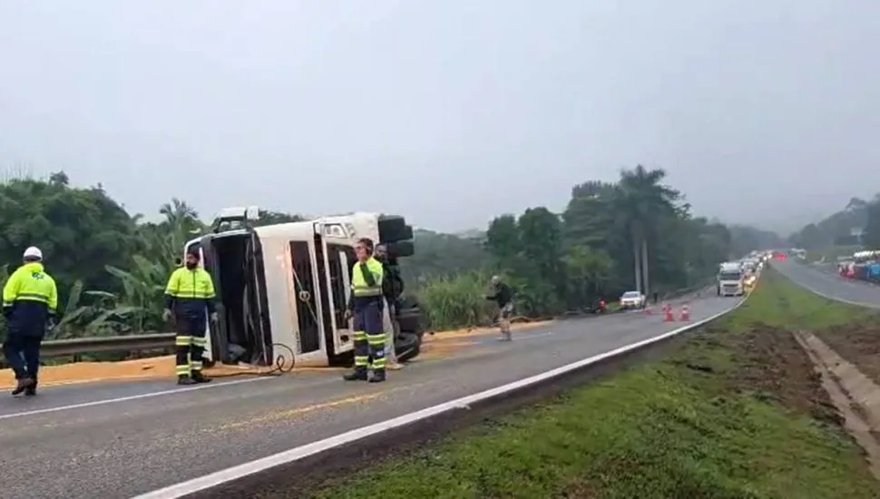 Acidente com o caminhão de soja gerou um bloqueio total na pista sentido Paranaguá.