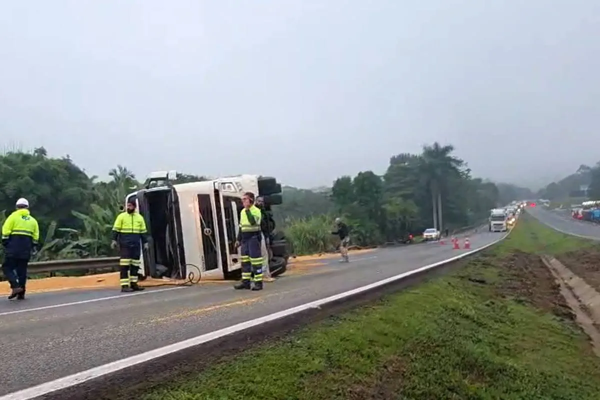 Acidente com o caminhão de soja gerou um bloqueio total na pista sentido Paranaguá.