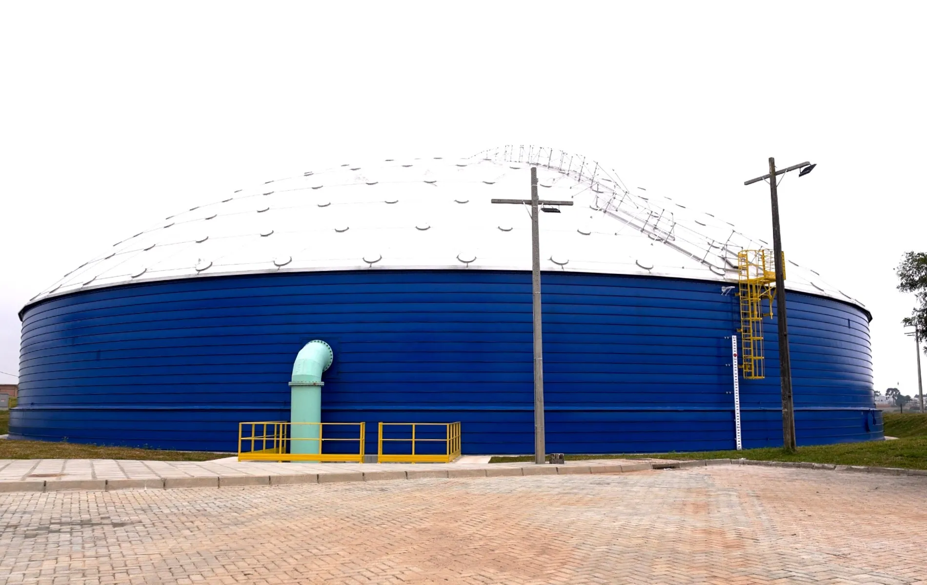 Novo reservatório de água tratada da Sanepar no bairro Tatuquara, em Curitiba,