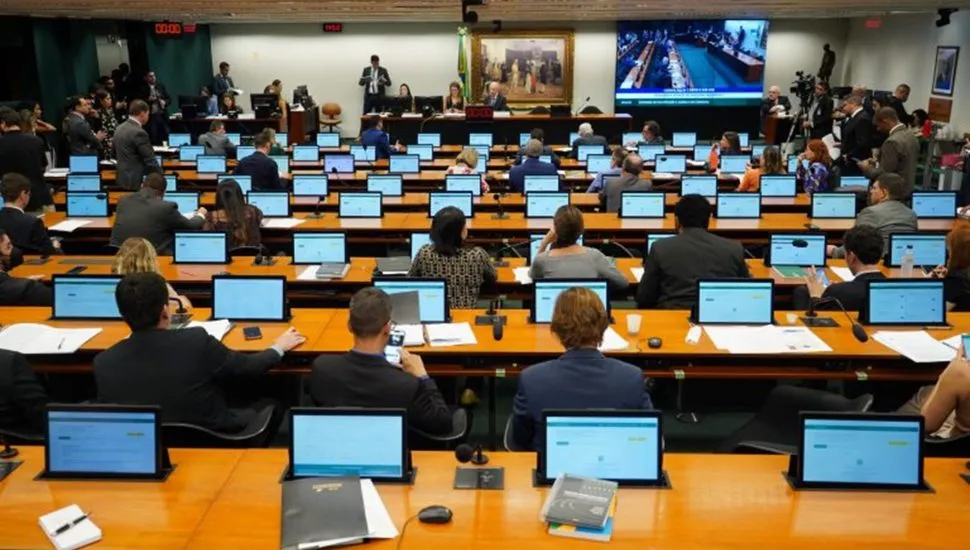 CCJ aprova PEC da maioridade penal: como votaram os deputados do Paraná