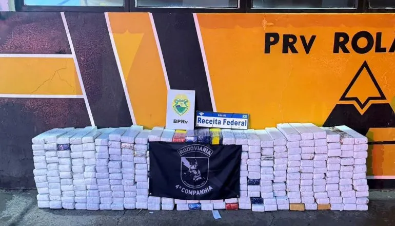 Zeus fareja e PM encontra 340 kg de maconha e milhares de 