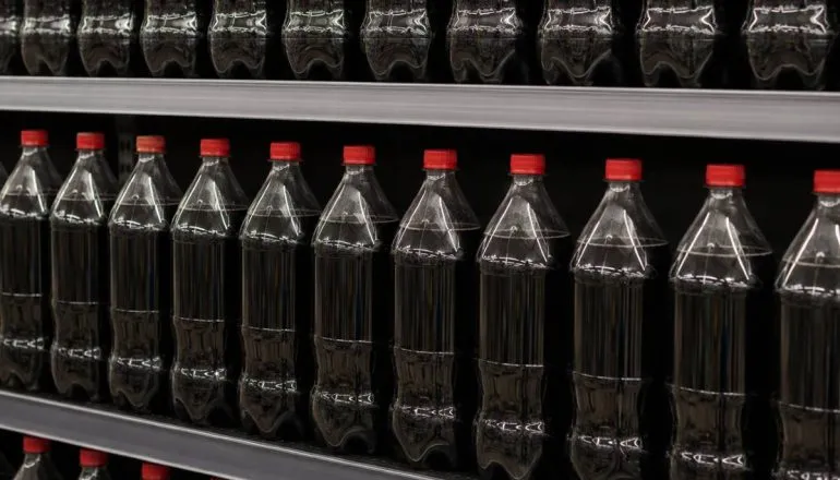 Supermercados serão indenizados pela Coca Cola após furtos de figurinhas da Copa em embalagens