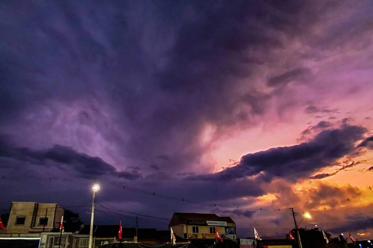 Imagem mostra o céu carregado em Curitiba.