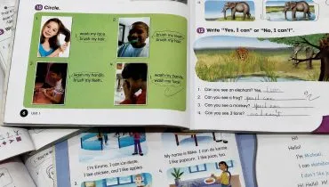 Estudantes da rede municipal de Itaperuçu utilizam material didático do Inglês Paraná Kids, iniciativa apoiada com recursos destinados pela Assembleia Legislativa do Paraná para ampliar o acesso ao ensino de inglês nos anos iniciais do Ensino Fundamental.