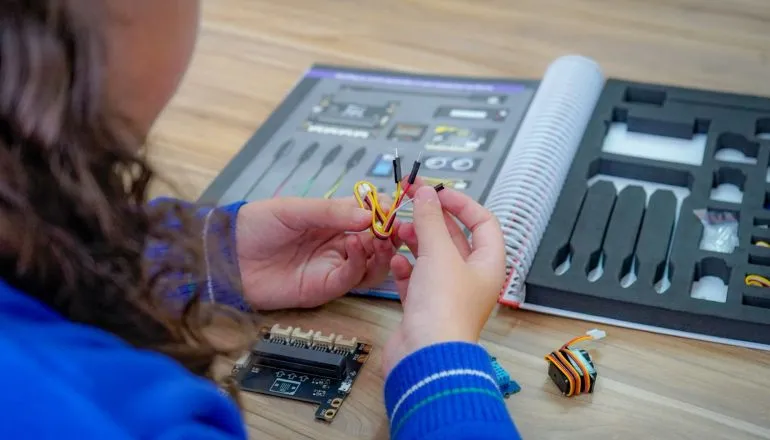 Estudante da rede municipal de Quatro Barras utiliza kit de robótica educacional, ferramenta que auxilia no desenvolvimento do raciocínio lógico, da criatividade e das competências tecnológicas.