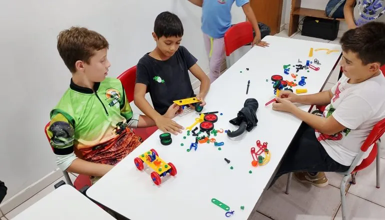 Estudantes de Santa Tereza do Oeste participam de atividades de robótica educacional, que estimulam o raciocínio lógico, a criatividade e o aprendizado por meio da tecnologia.