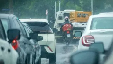 Imagem mostra carros em um dia de chuva em Curitiba.