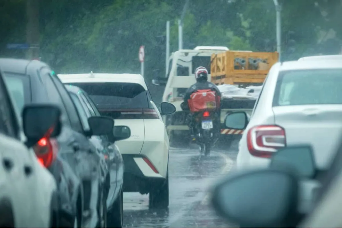Imagem mostra carros em um dia de chuva em Curitiba.