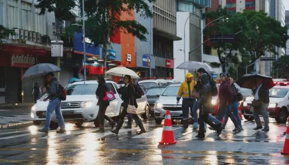 Ciclone e frente fria trazem chuva intensa e alerta de tempestade para Curitiba