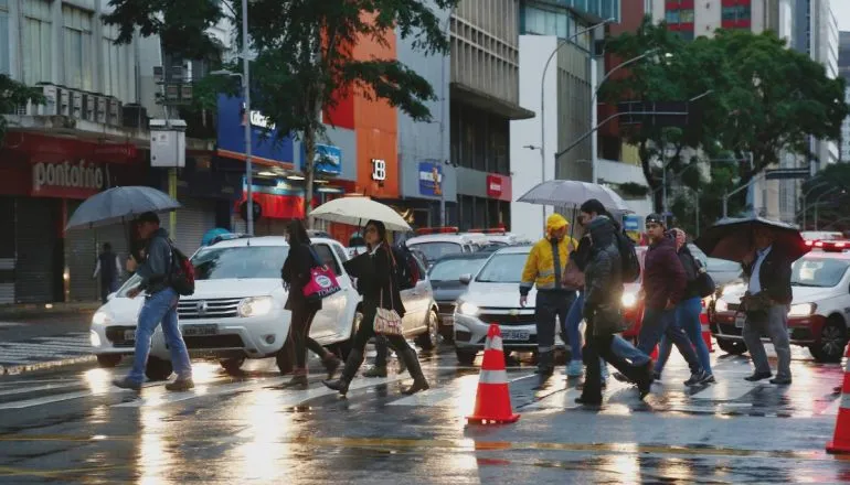 Ciclone e frente fria trazem chuva intensa e alerta de tempestade para Curitiba