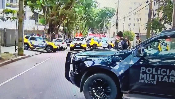 Homem ameaça vizinhos com faca em edifício no Água Verde, em Curitiba