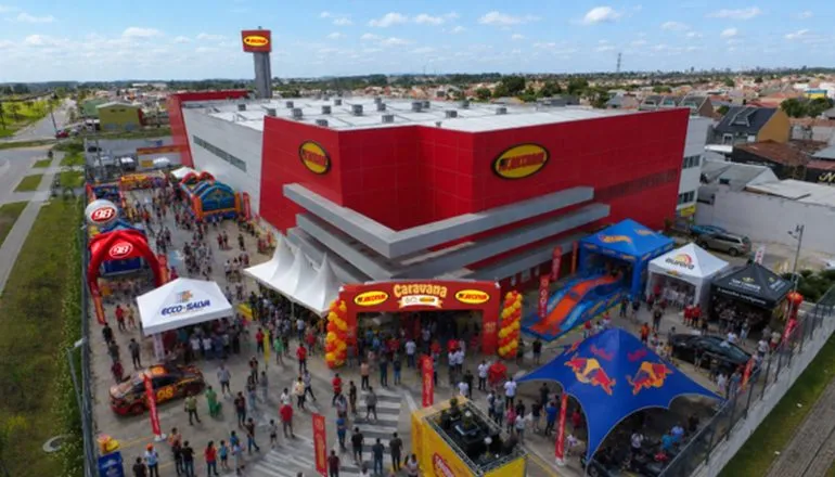 Supermercado comemora 60 anos com caravana de serviços gratuitos