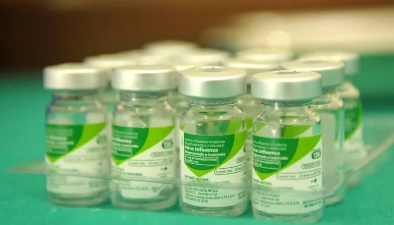 Imagem mostra frascos de vacina contra Influenza.