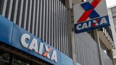 Imagem mostra a fachada de uma agência da Caixa Econômica Federal.