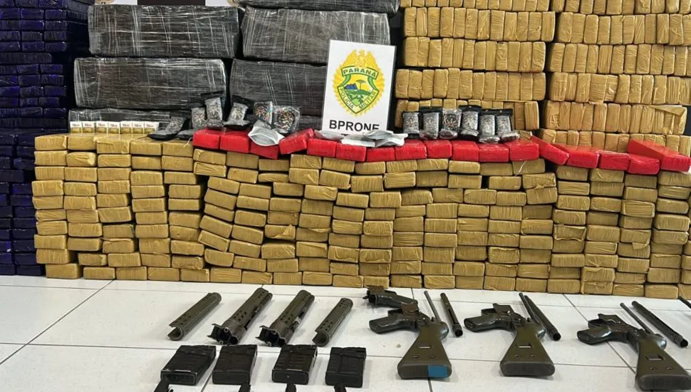 Mais de 660 quilos de maconha e peças de fuzis são apreendidos na Região Metropolitana de Curitiba.