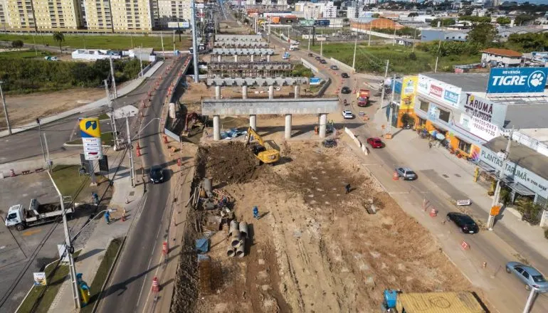 Trânsito em Curitiba: Instalação de vigas gigantes em novo viaduto gera desvios em 3 bairros hoje