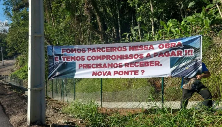 Faixas de protesto expõem atraso em pagamentos da Ponte de Guaratuba; entenda o caso