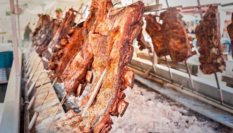 Com expectativa de 1 mil costelas fogo de chão, Curitiba quer sediar maior churrasco do mundo
