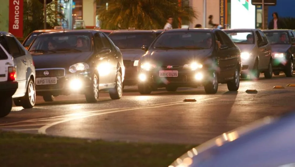 Imagem mostra congestionamento em Curitiba.