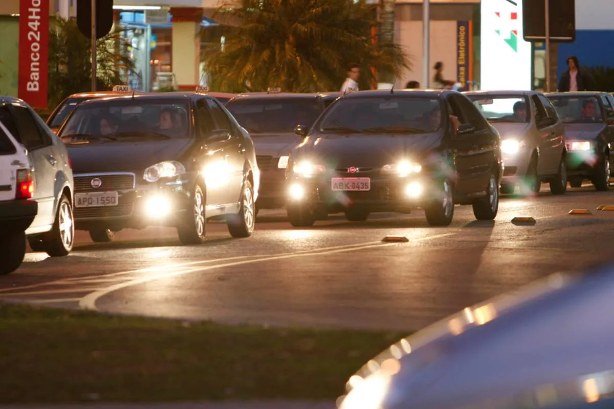 Imagem mostra congestionamento em Curitiba.
