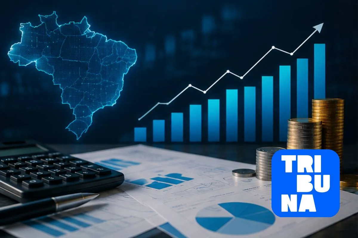 Ilustração sobre economia e finanças com a logo da Tribuna do Paraná no canto superior esquerdo. A imagem mostra moedas empilhadas, uma calculadora, cédulas de real, gráficos financeiros, indicadores de crescimento e um caderno com relatórios. Ao fundo, aparece um prédio institucional desfocado com a bandeira do Brasil, simbolizando decisões econômicas, mercado financeiro, impostos, programas governamentais e economia popular. Design clean, moderno e voltado para conteúdos de notícias econômicas.