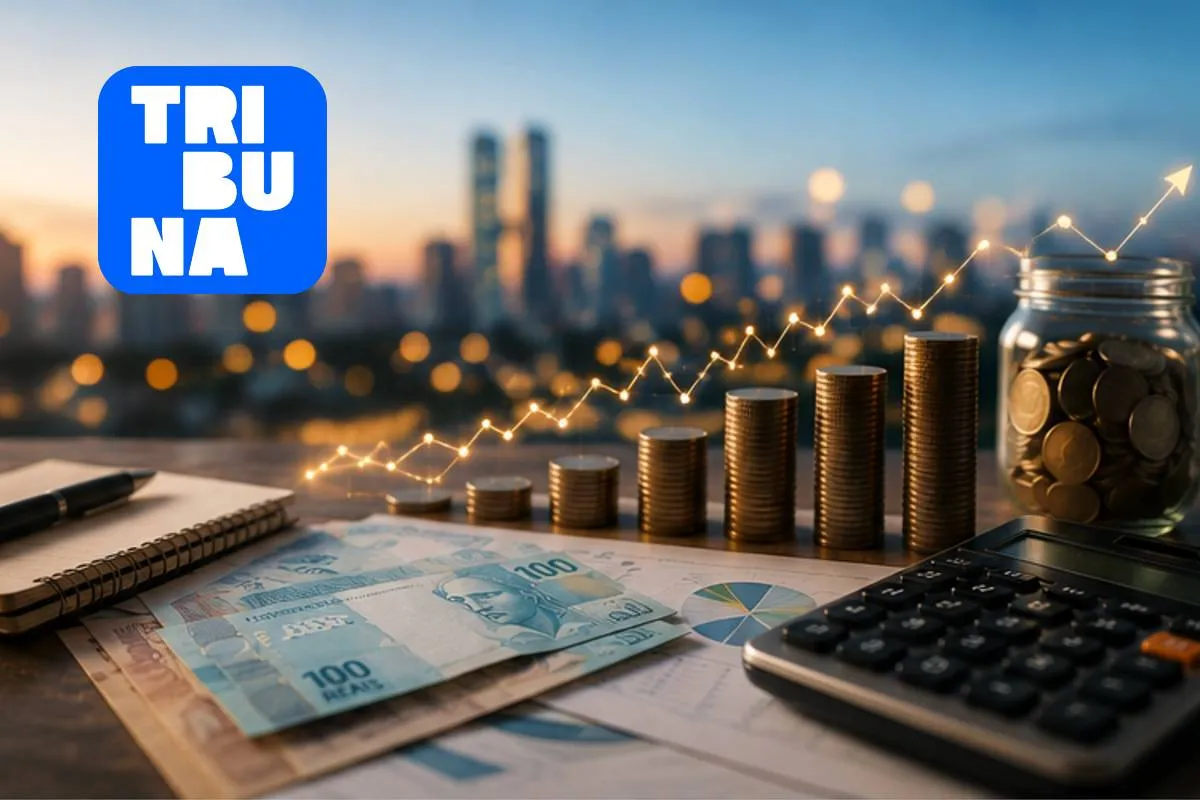 Ilustração sobre economia e finanças com a logo da Tribuna do Paraná no canto superior esquerdo. A imagem mostra moedas empilhadas, uma calculadora, cédulas de real, gráficos financeiros, indicadores de crescimento e um caderno com relatórios. Ao fundo, aparece um prédio institucional desfocado com a bandeira do Brasil, simbolizando decisões econômicas, mercado financeiro, impostos, programas governamentais e economia popular. Design clean, moderno e voltado para conteúdos de notícias econômicas.