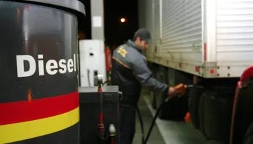 Imagem mostra um caminhão abastecendo em uma bomba de Diesel