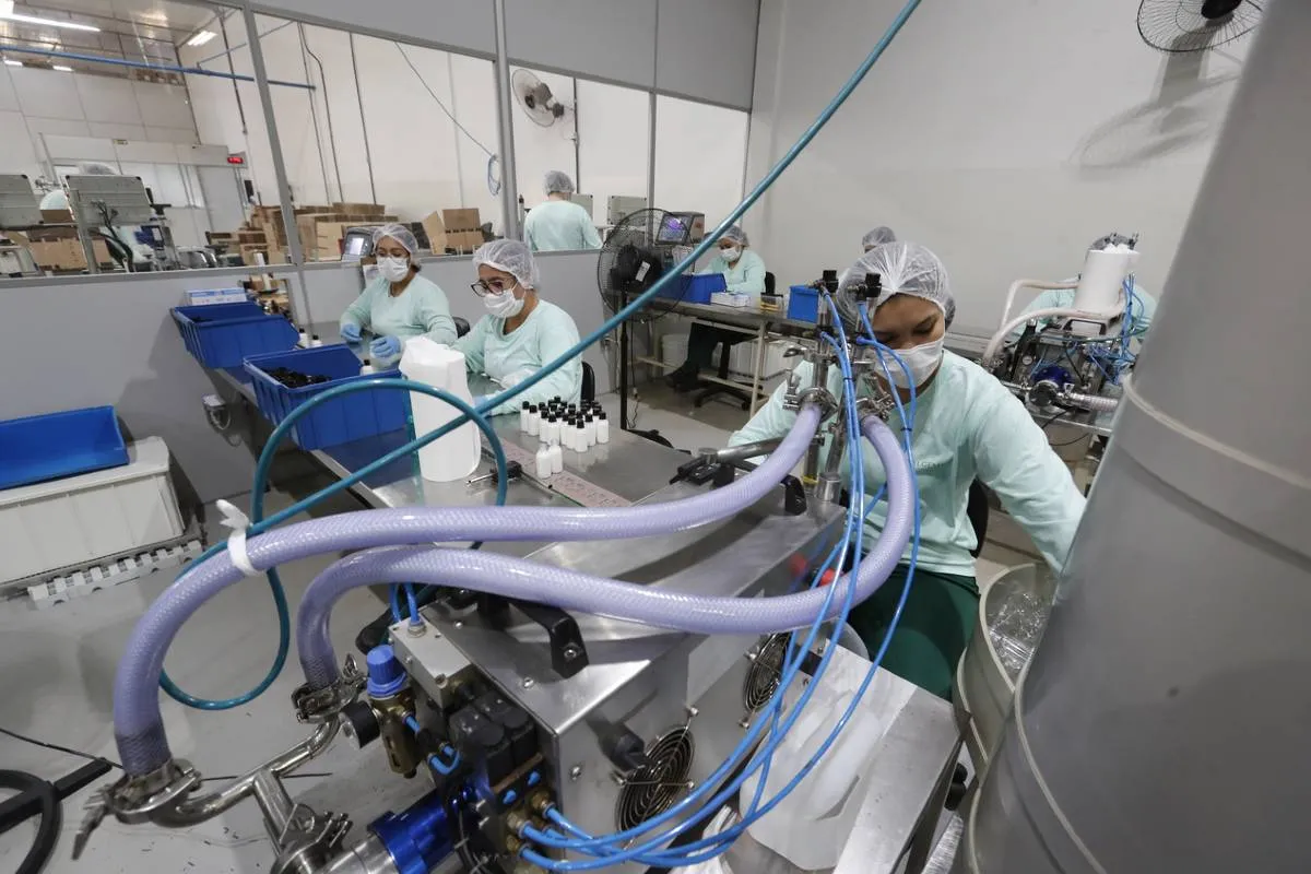 Imagem mostra o trabalho dentro de uma indústria.