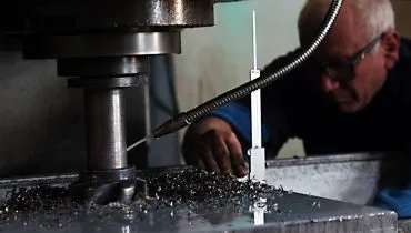 Imagem mostra o trabalho dentro de uma indústria.