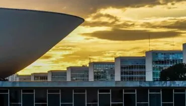 Cúpula da Câmara dos Deputados no Congresso Nacional, com os prédios da Esplanada dos Ministérios