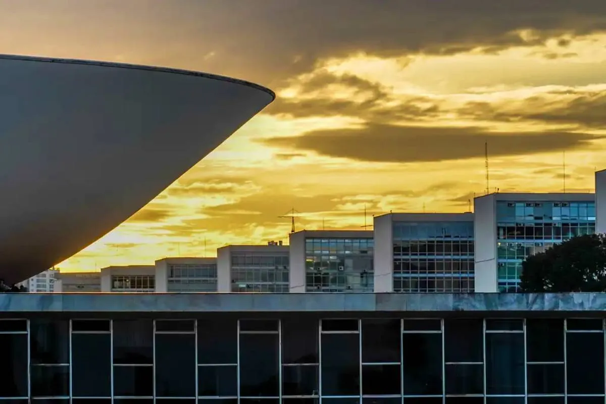 Cúpula da Câmara dos Deputados no Congresso Nacional, com os prédios da Esplanada dos Ministérios