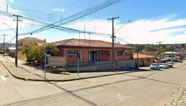 Imagem mostra a fachada do prédio da Prefeitura de Bocaiúva do Sul num dia ensolarado