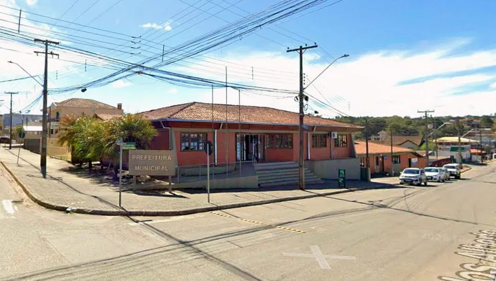 Imagem mostra a fachada do prédio da Prefeitura de Bocaiúva do Sul num dia ensolarado