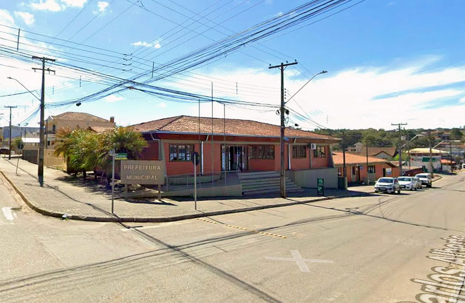 Imagem mostra a fachada do prédio da Prefeitura de Bocaiúva do Sul num dia ensolarado