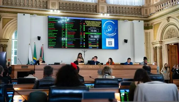 Curitiba aprova em 2º turno lei que abre caminho para escolas cívico-militares