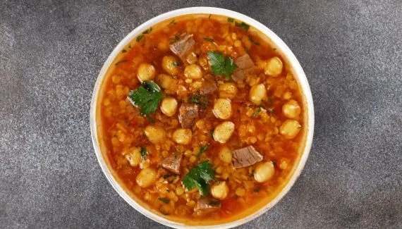 Sopas ricas em proteínas: 5 receitas leves e nutritivas para almoço e jantar