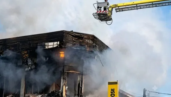 Incêndio de grandes proporções provoca destruição total de comércio no Xaxim
