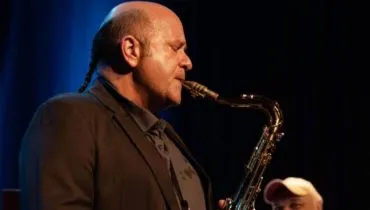 Imagem mostra Derico, saxofonista que fez história com Jô Soares.