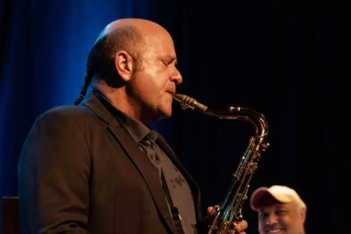 Imagem mostra Derico, saxofonista que fez história com Jô Soares.
