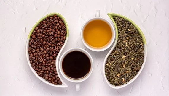 Chá verde pode substituir o café? Entenda os efeitos de cada bebida no organismo