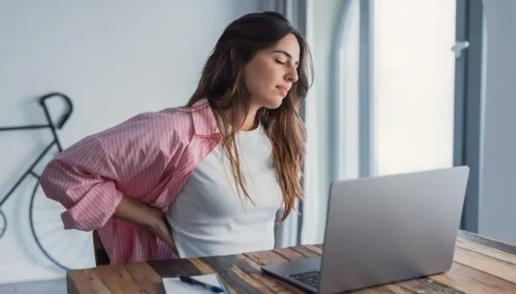 8 sinais de que seu corpo está sofrendo com o excesso de tempo sentado