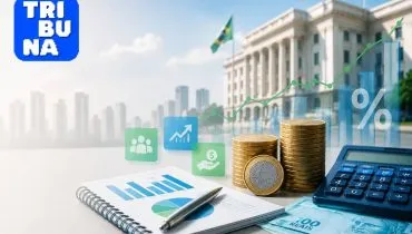 Ilustração sobre economia e finanças com a logo da Tribuna do Paraná no canto superior esquerdo. A imagem mostra moedas empilhadas, uma calculadora, cédulas de real, gráficos financeiros, indicadores de crescimento e um caderno com relatórios. Ao fundo, aparece um prédio institucional desfocado com a bandeira do Brasil, simbolizando decisões econômicas, mercado financeiro, impostos, programas governamentais e economia popular. Design clean, moderno e voltado para conteúdos de notícias econômicas.
